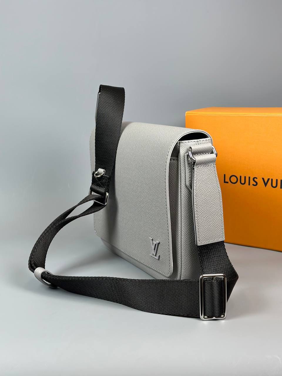 МУЖСКАЯ СУМКА МЕССЕНДЖЕР LOUIS VUITTON детальное фото