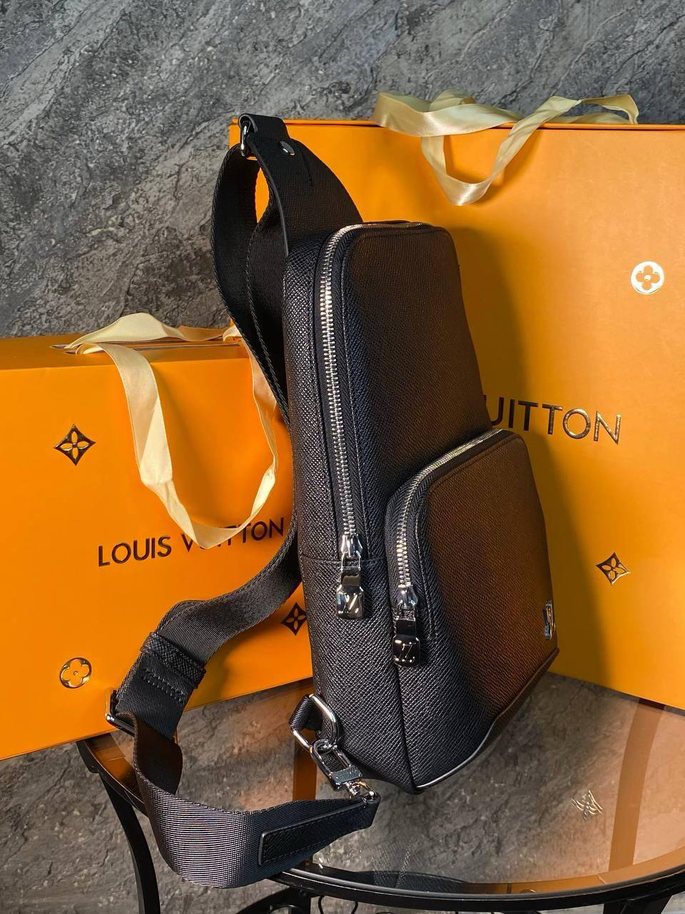 МУЖСКАЯ СУМКА СЛИНГ LOUIS VUITTON детальное фото