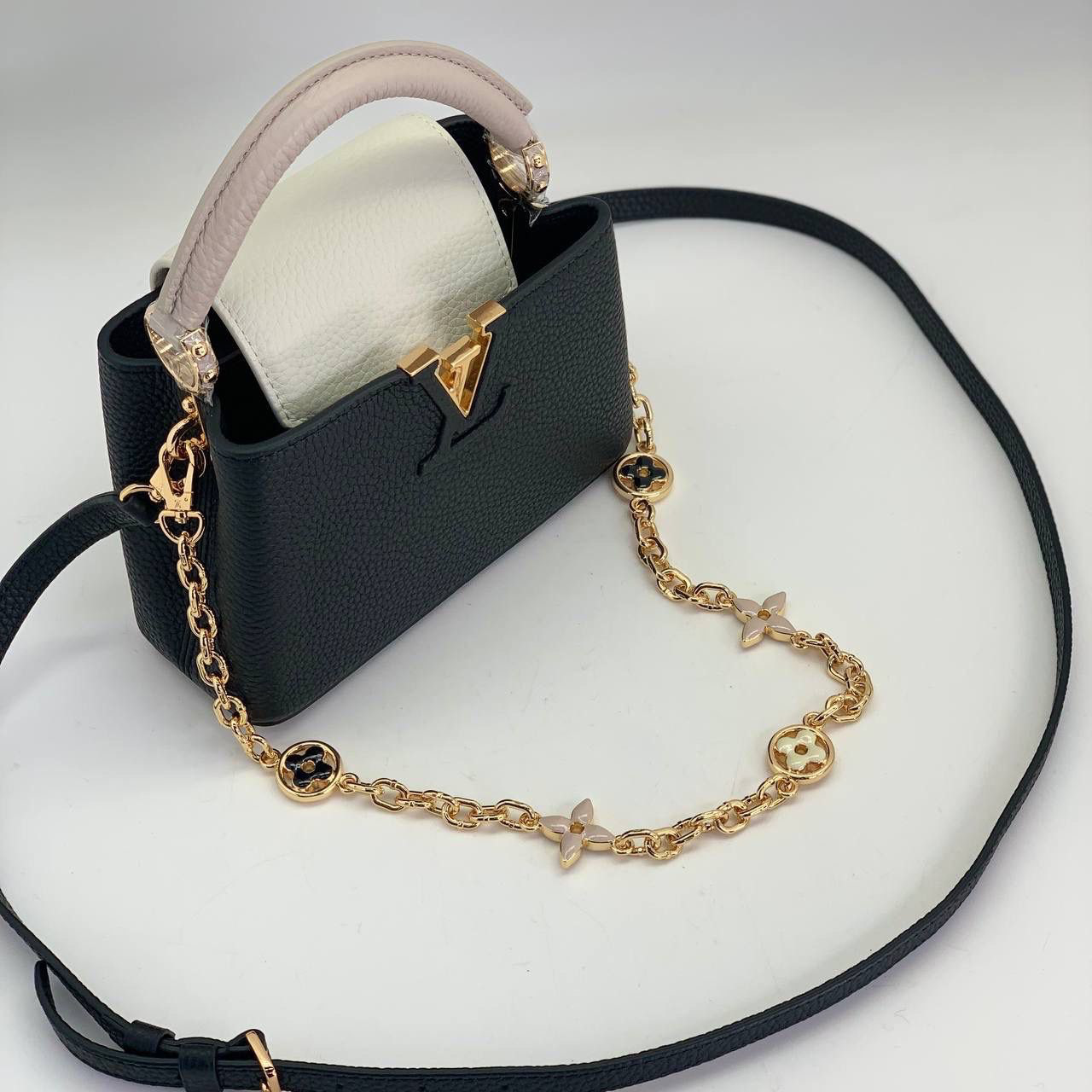 СУМКА LOUIS VUITTON CAPUCINES детальное фото