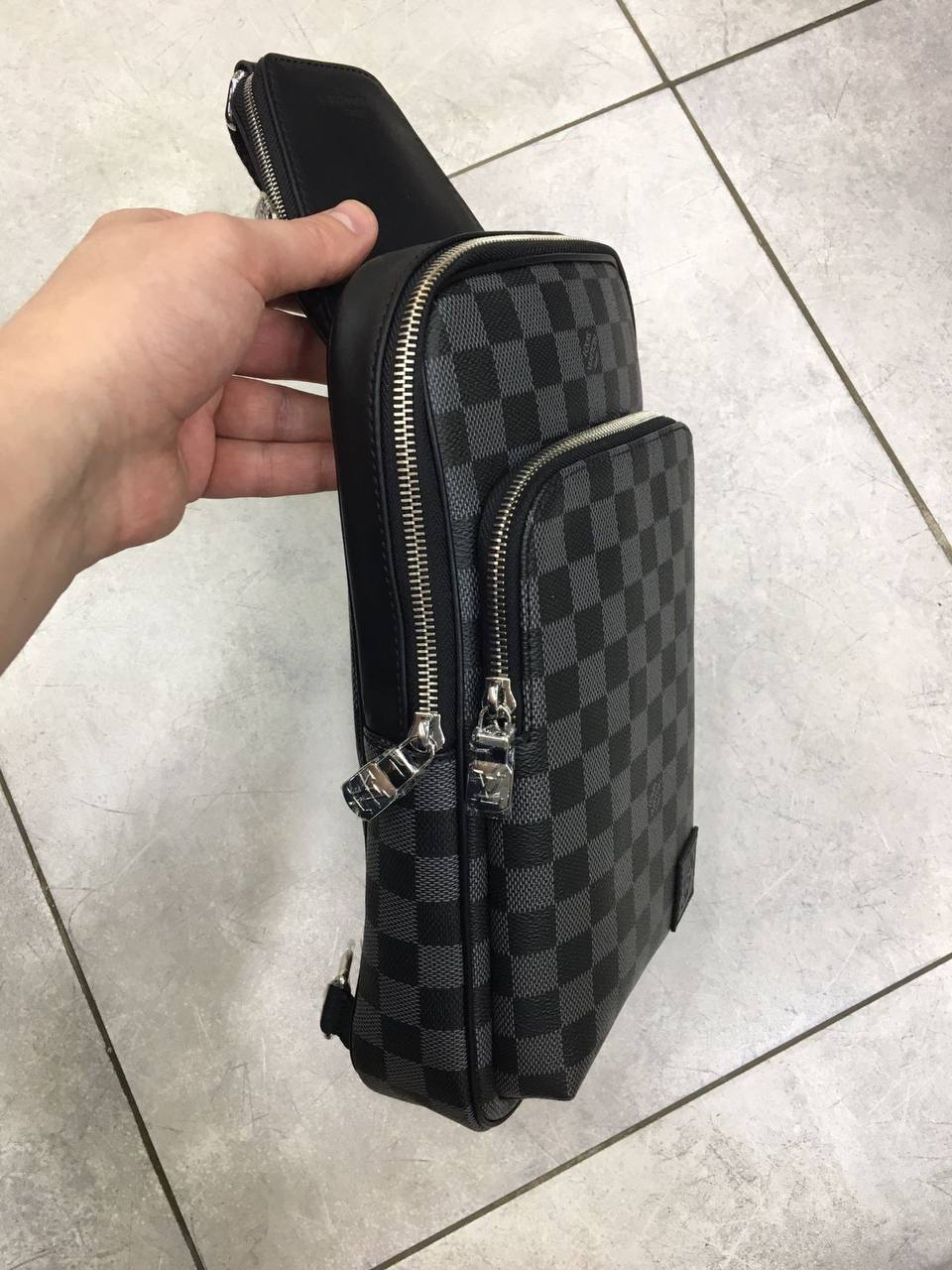 МУЖСКАЯ СУМКА СЛИНГ LOUIS VUITTON детальное фото