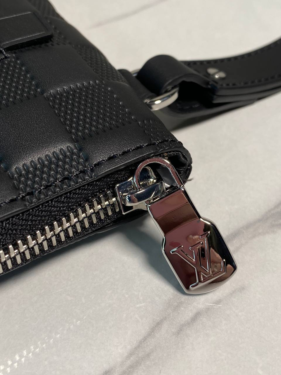 МУЖСКОЙ КЛАТЧ LOUIS VUITTON детальное фото