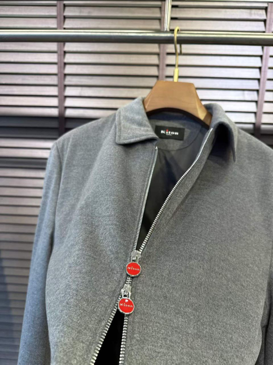 МУЖСКАЯ КУРТКА KITON детальное фото