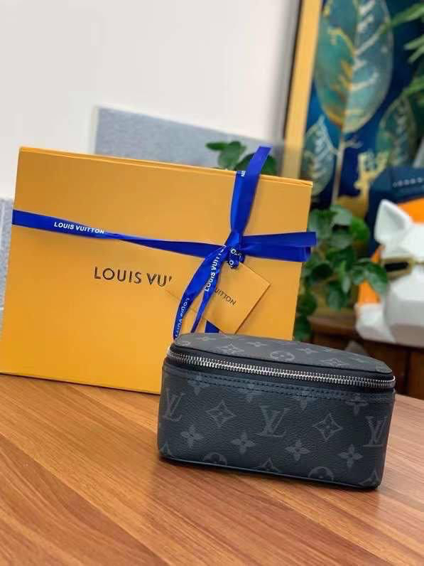 МУЖСКОЙ НЕСЕССЕР КОСМЕТИЧКА LOUIS VUITTON детальное фото