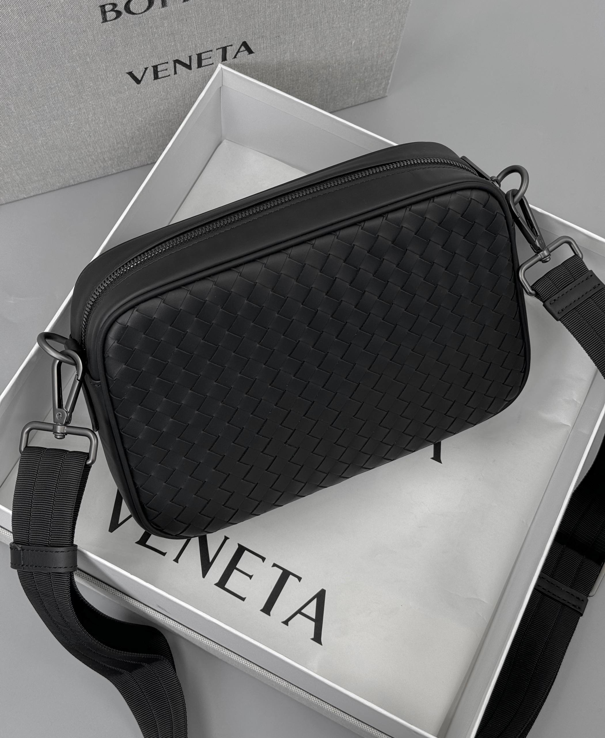 МУЖСКАЯ СУМКА МЕССЕНДЖЕР BOTTEGA VENETA детальное фото