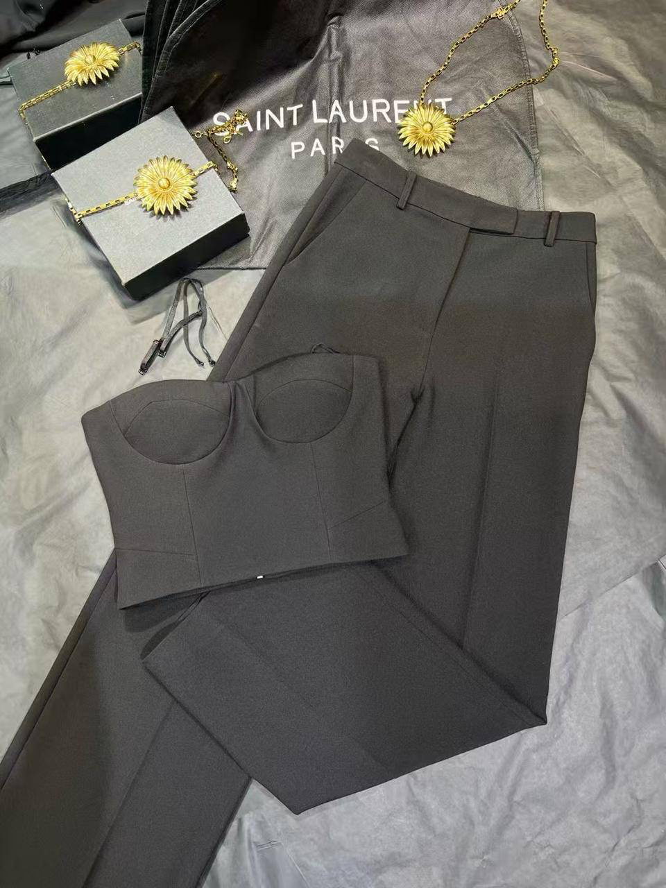 КОСТЮМ SAINT LAURENT детальное фото