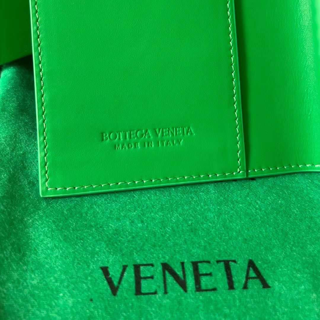 МУЖСКАЯ ОБЛОЖКА НА ПАСПОРТ BOTTEGA VENETA детальное фото