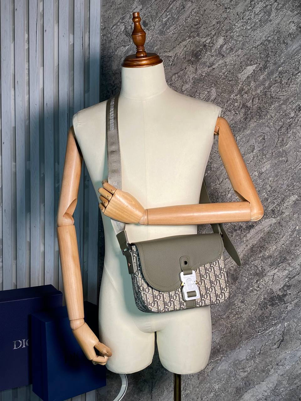 МУЖСКАЯ СУМКА МЕССЕНДЖЕР CHRISTIAN DIOR детальное фото