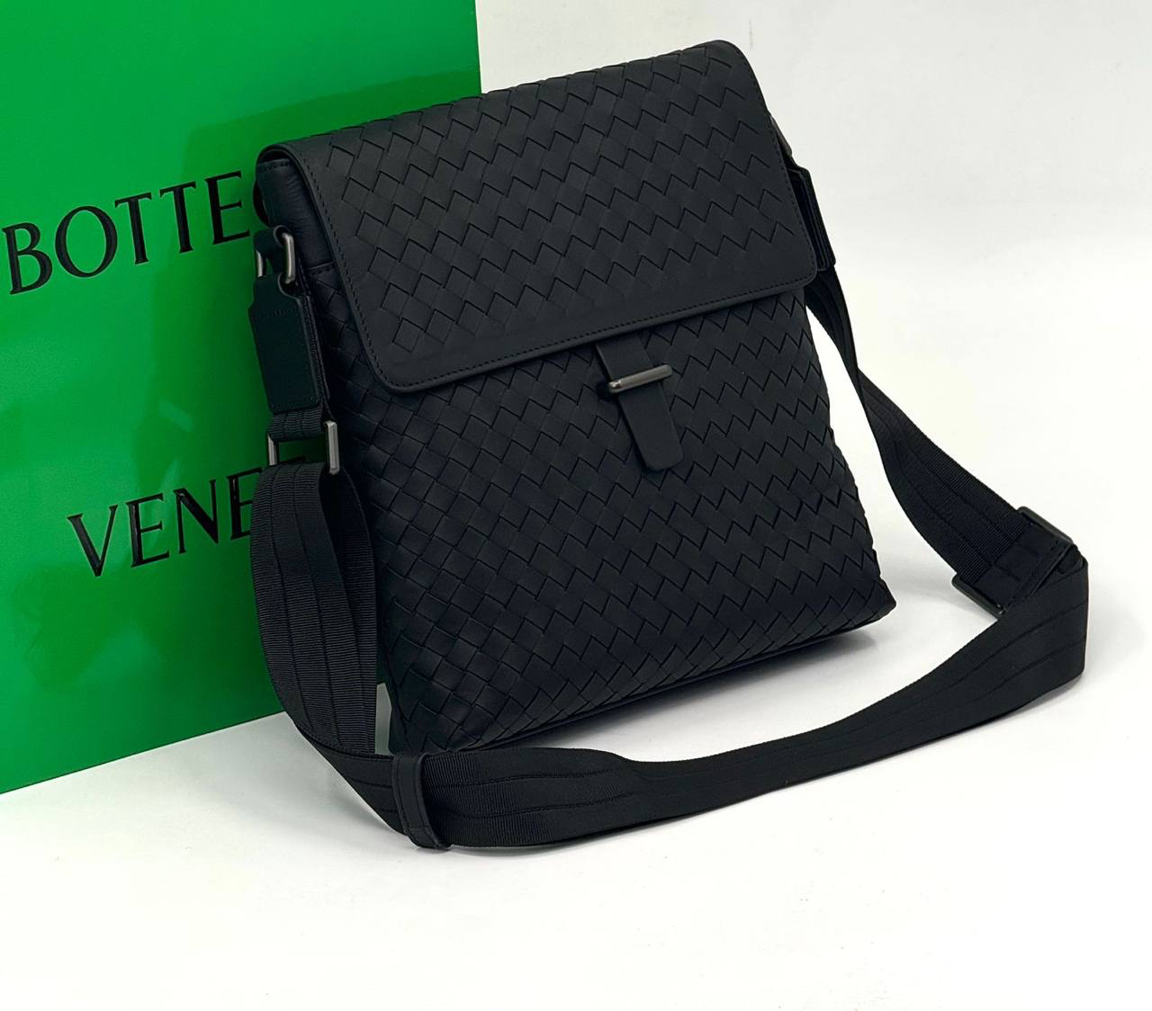МУЖСКАЯ СУМКА МЕССЕНДЖЕР BOTTEGA VENETA детальное фото