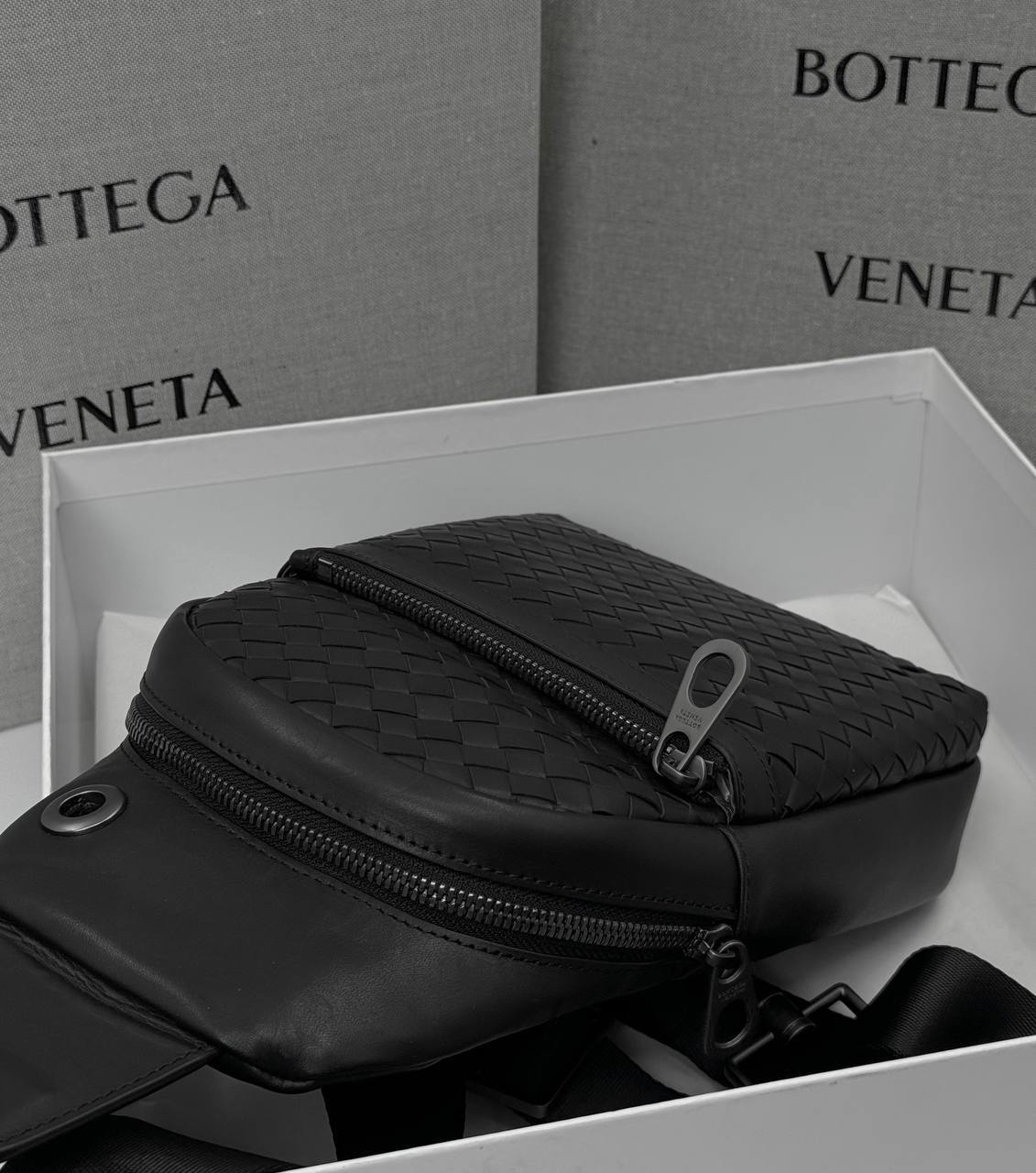 МУЖСКАЯ СУМКА СЛИНГ BOTTEGA VENETA детальное фото