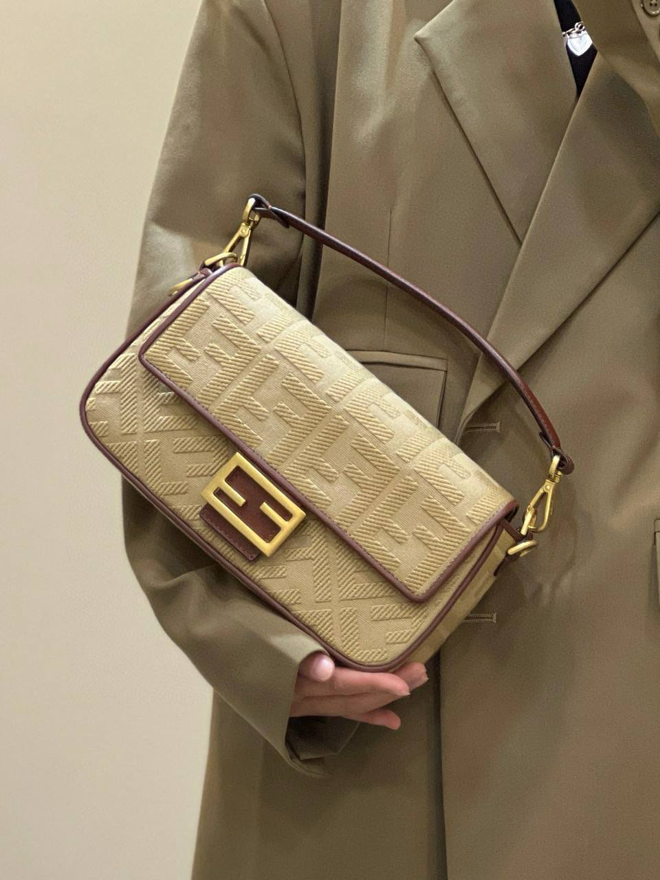 СУМКА FENDI BAGUETTE детальное фото