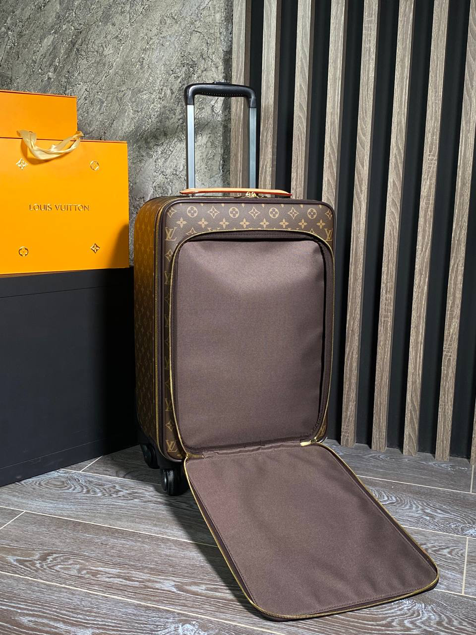 ЧЕМОДАН LOUIS VUITTON детальное фото