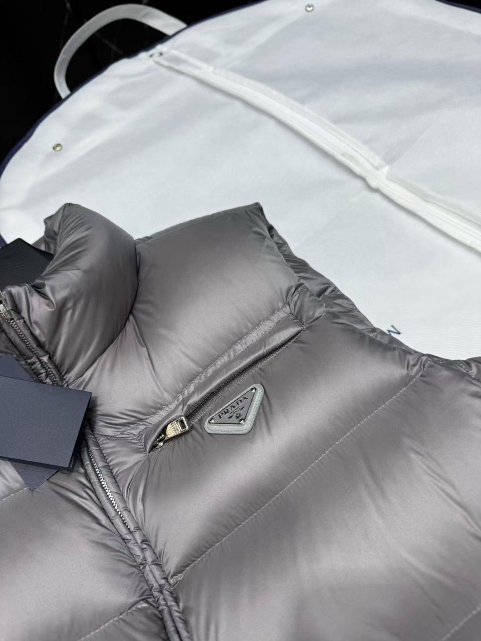 МУЖСКОЙ ЖИЛЕТ PRADA детальное фото
