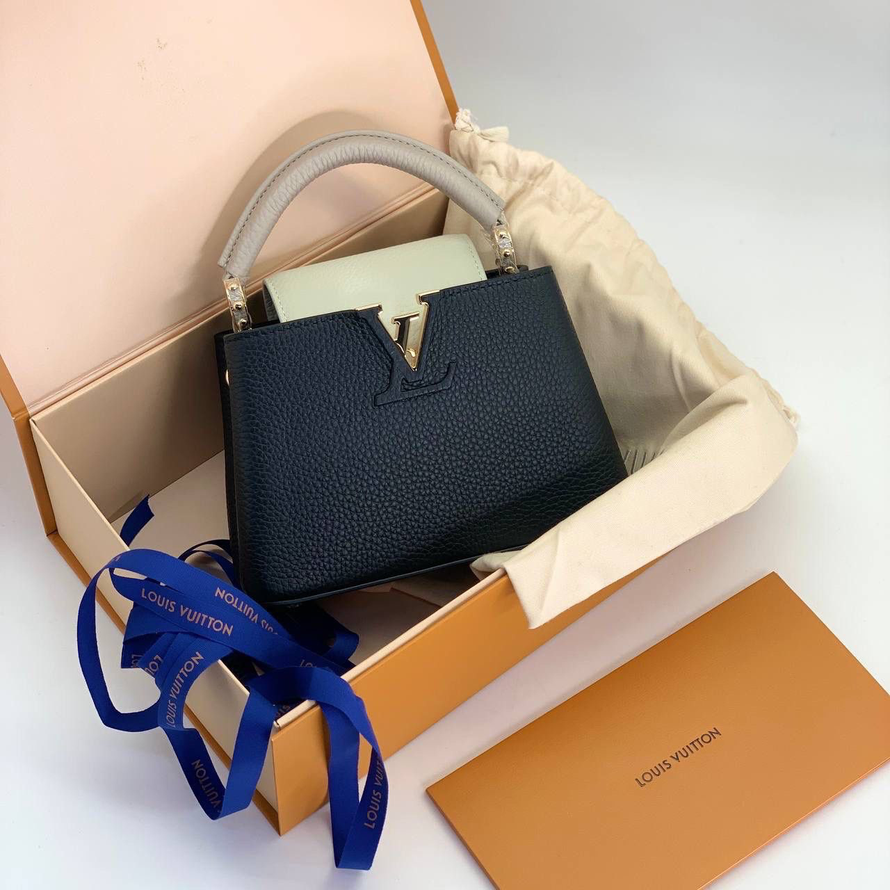 СУМКА LOUIS VUITTON CAPUCINES детальное фото