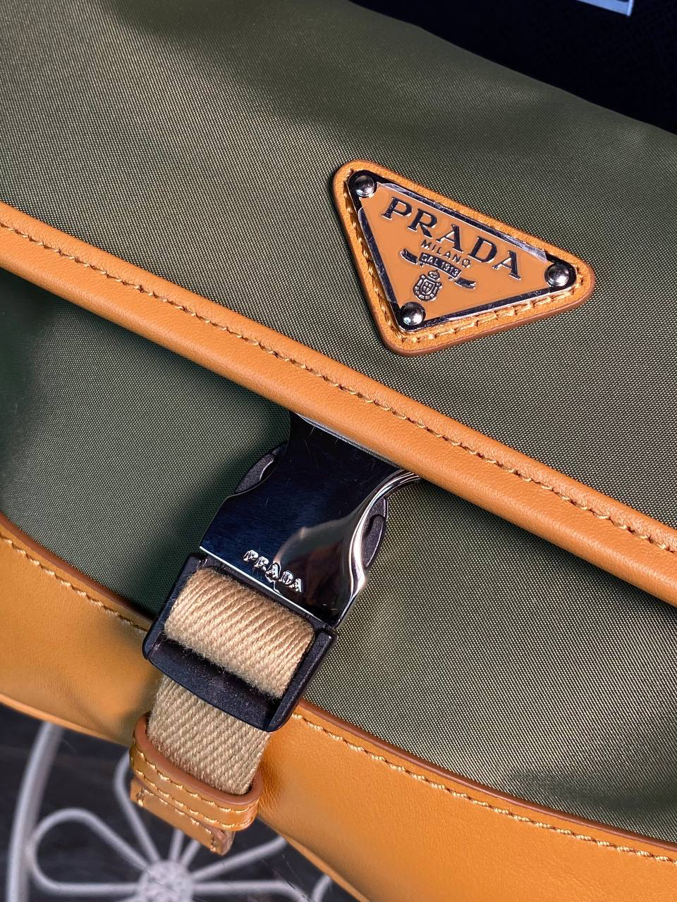 МУЖСКАЯ СУМКА СЛИНГ PRADA детальное фото
