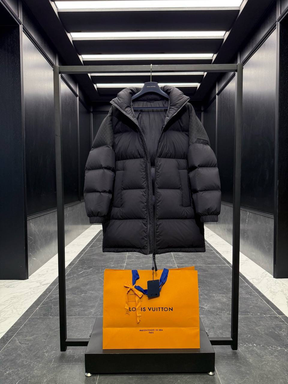 МУЖСКОЙ ПУХОВИК LOUIS VUITTON детальное фото