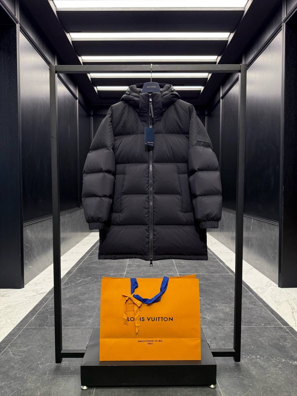 МУЖСКОЙ ПУХОВИК LOUIS VUITTON детальное фото