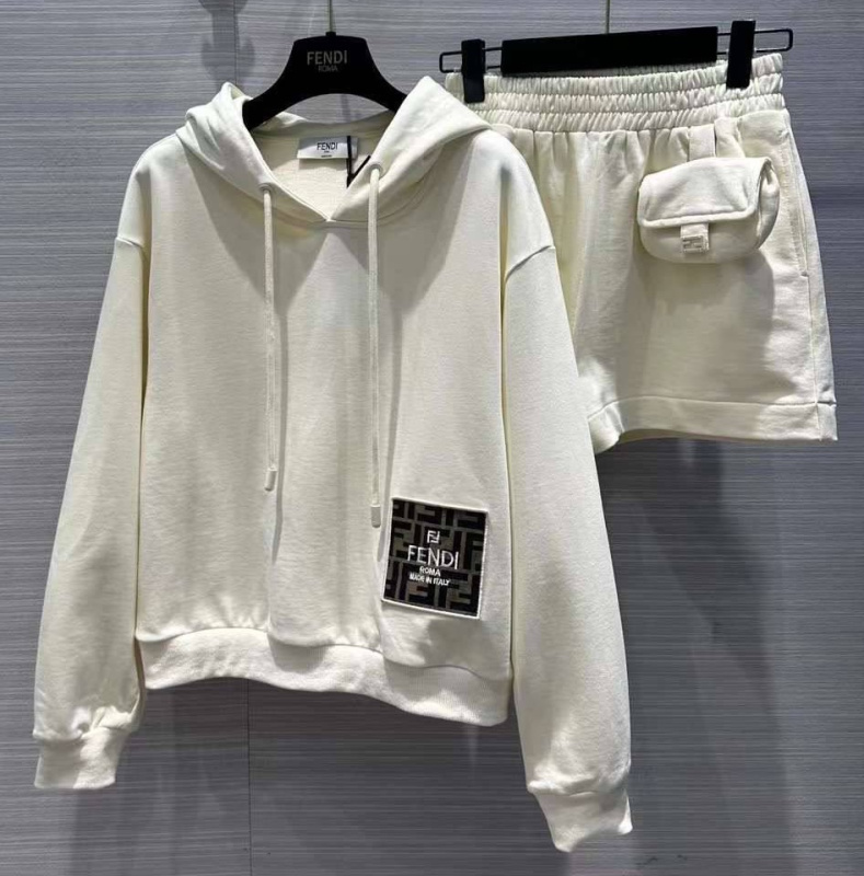 КОСТЮМ FENDI фото