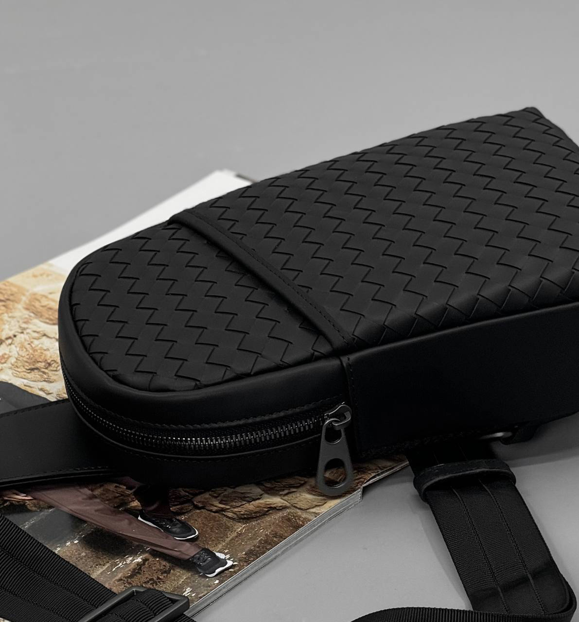 МУЖСКАЯ СУМКА СЛИНГ BOTTEGA VENETA детальное фото