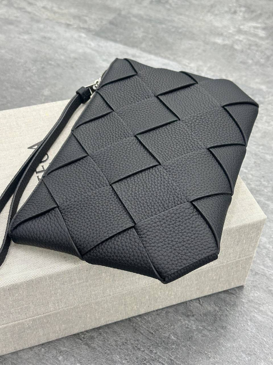 МУЖСКОЙ КЛАТЧ BOTTEGA VENETA детальное фото
