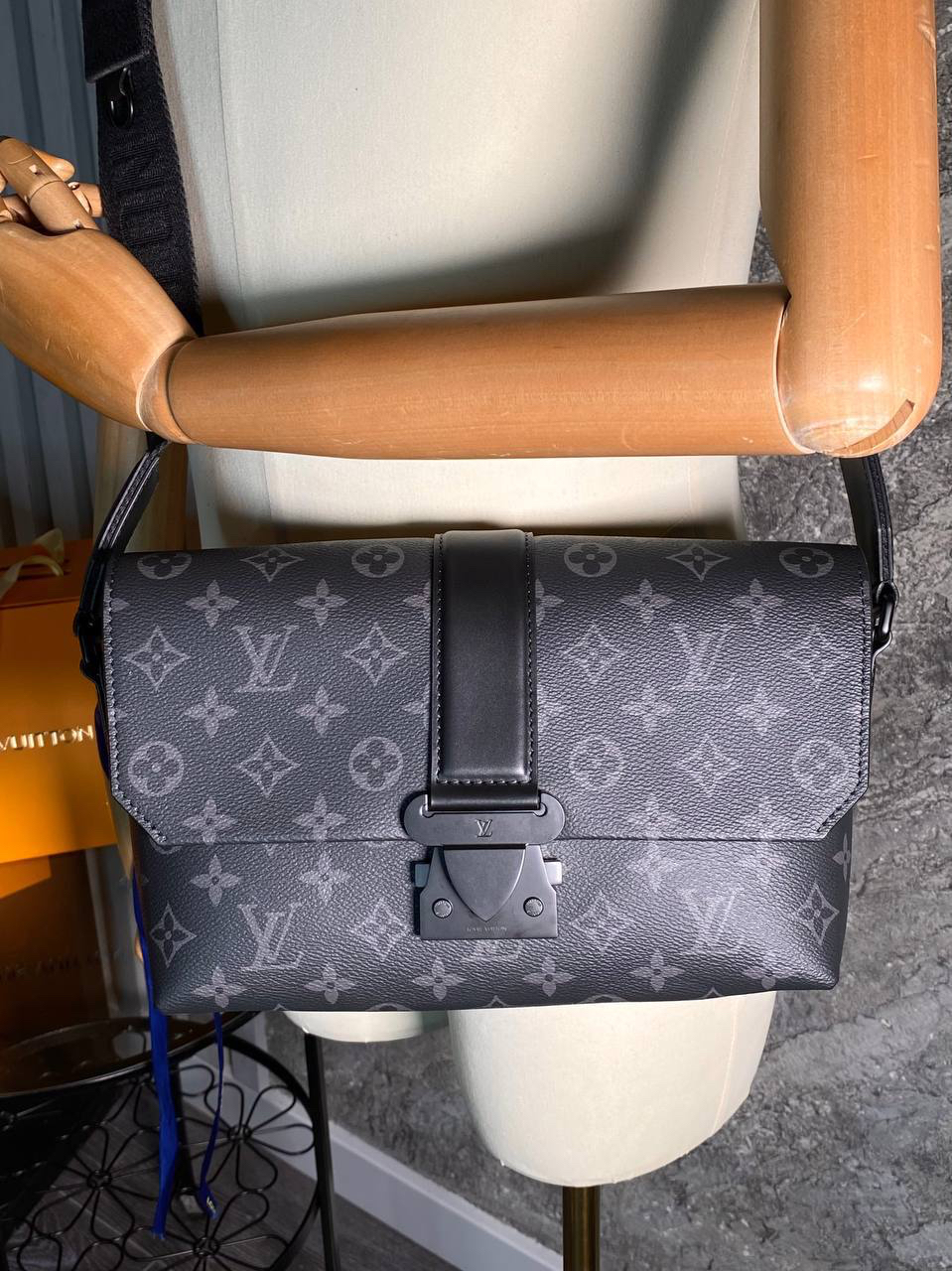 МУЖСКАЯ СУМКА МЕССЕНДЖЕР LOUIS VUITTON детальное фото