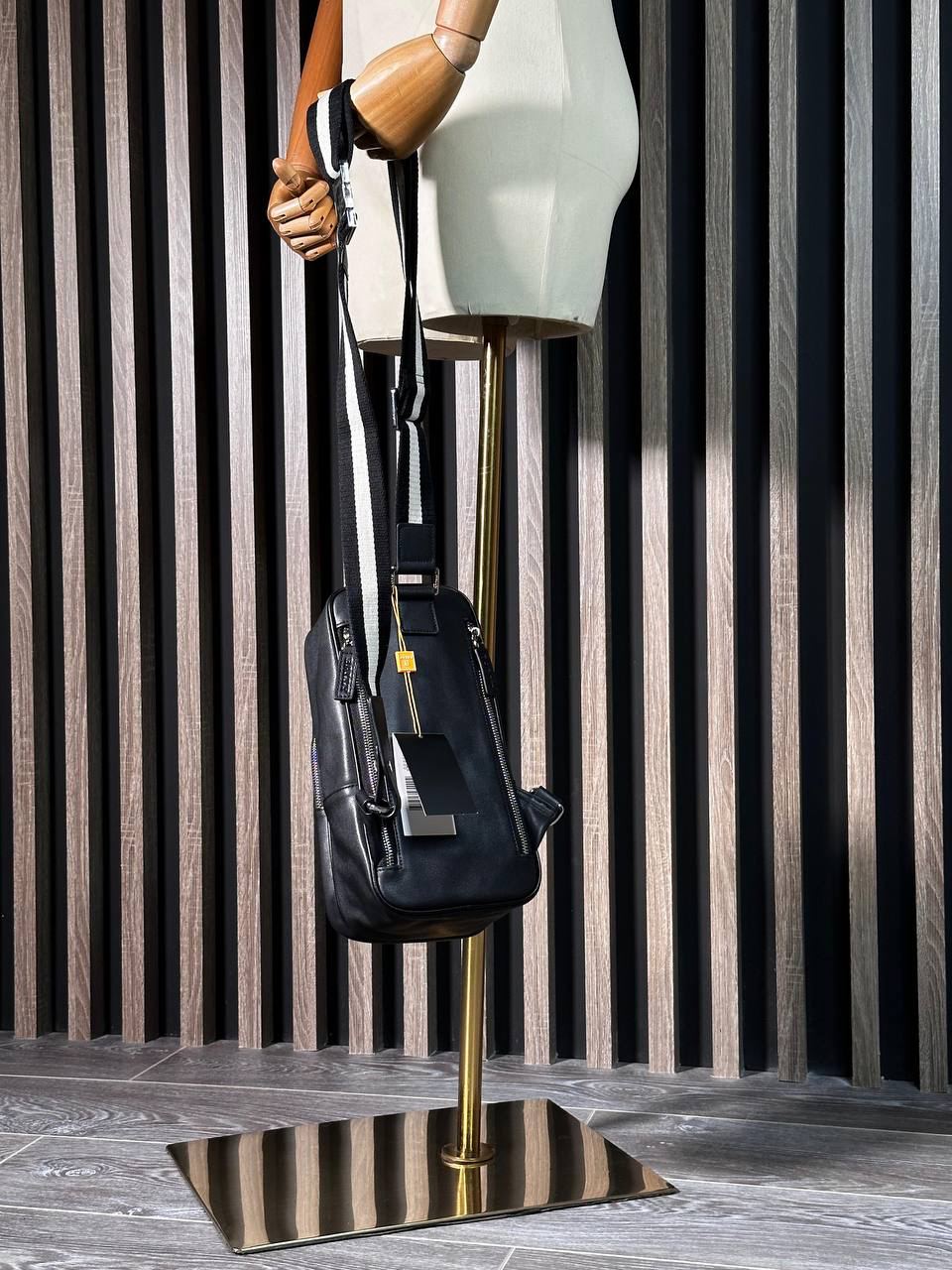 МУЖСКАЯ СУМКА СЛИНГ BALLY детальное фото