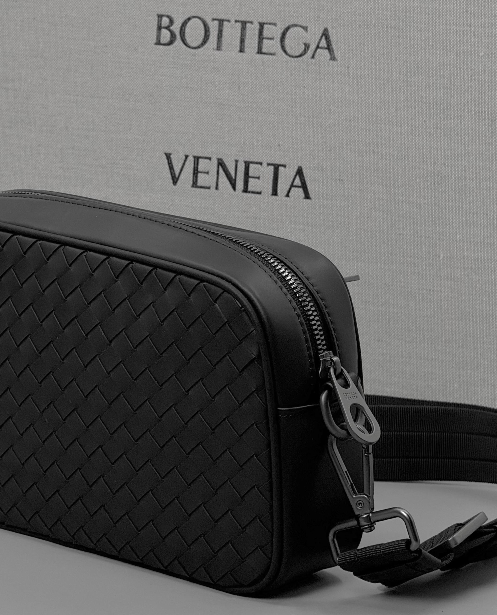 МУЖСКАЯ СУМКА МЕССЕНДЖЕР BOTTEGA VENETA детальное фото