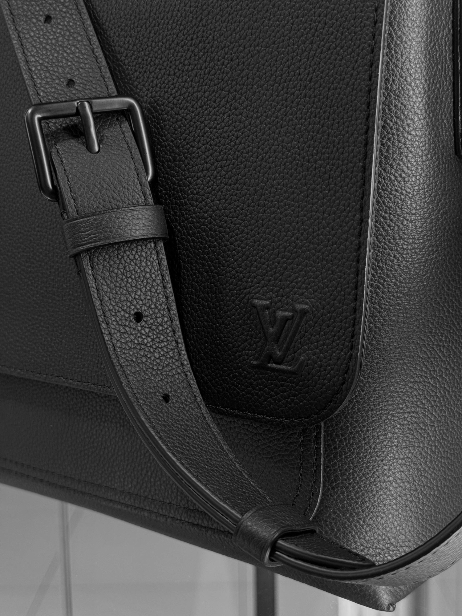 МУЖСКАЯ СУМКА МЕССЕНДЖЕР LOUIS VUITTON детальное фото