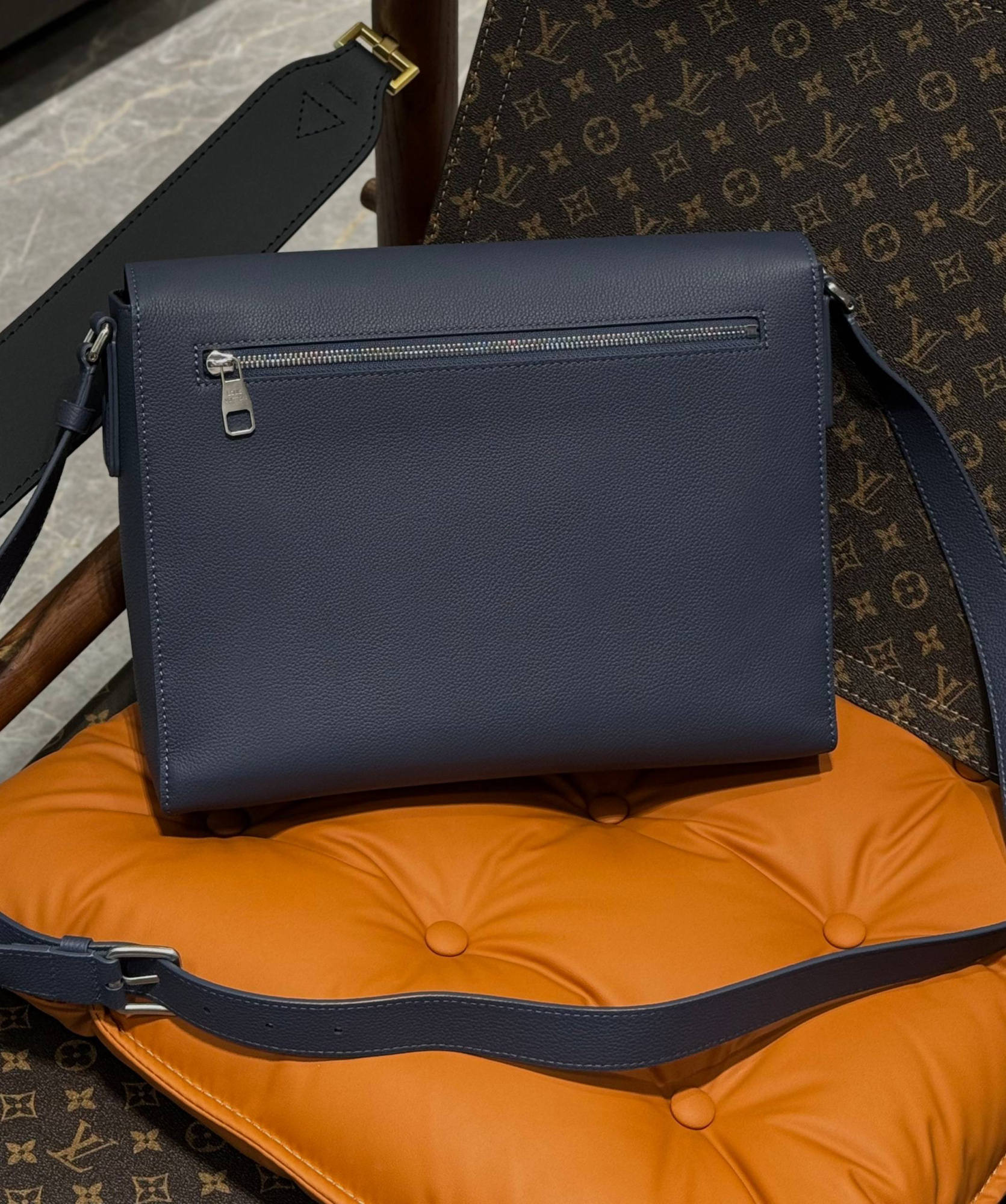 МУЖСКАЯ СУМКА МЕССЕНДЖЕР LOUIS VUITTON детальное фото