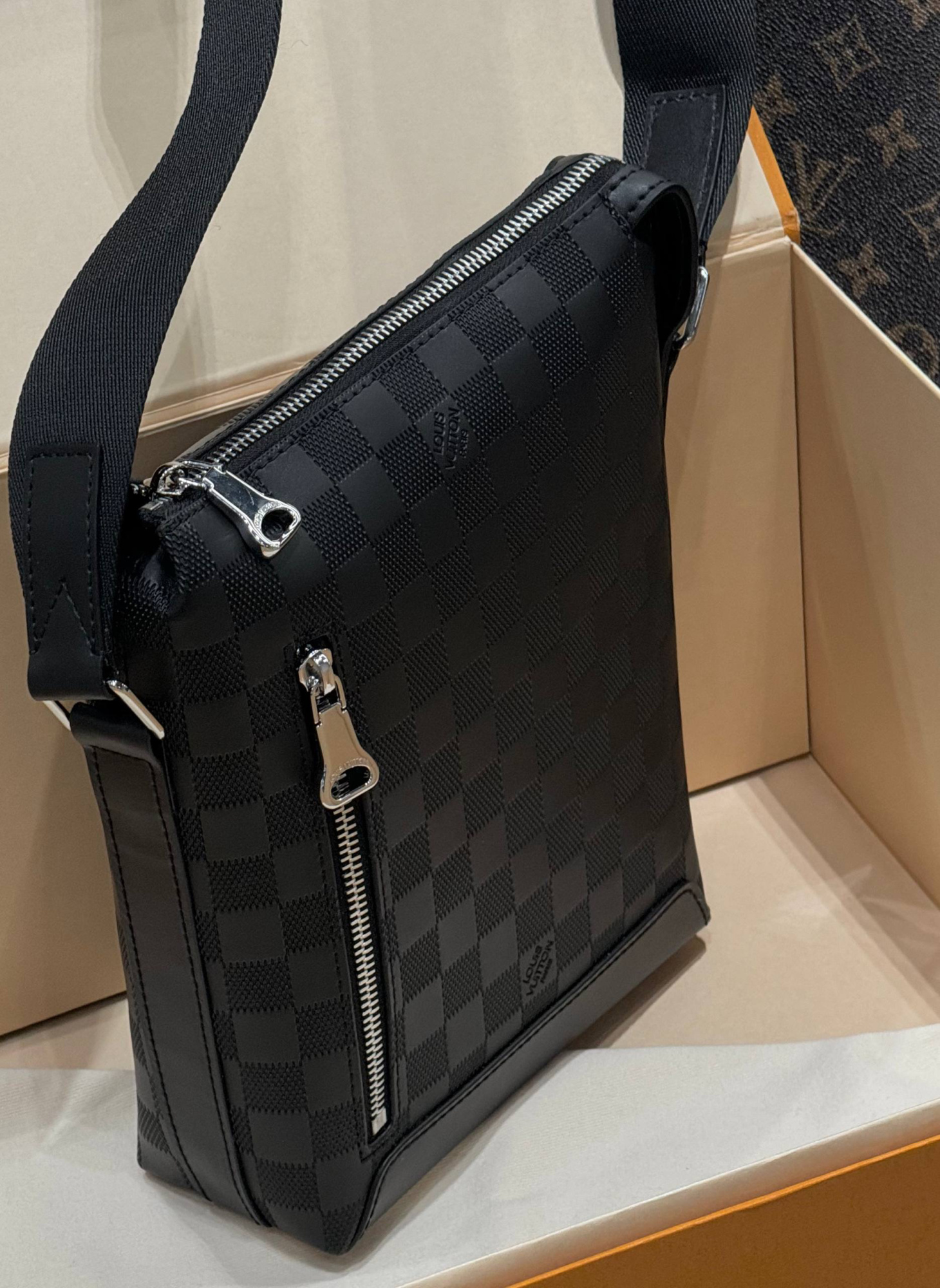 МУЖСКАЯ СУМКА МЕССЕНДЖЕР LOUIS VUITTON детальное фото
