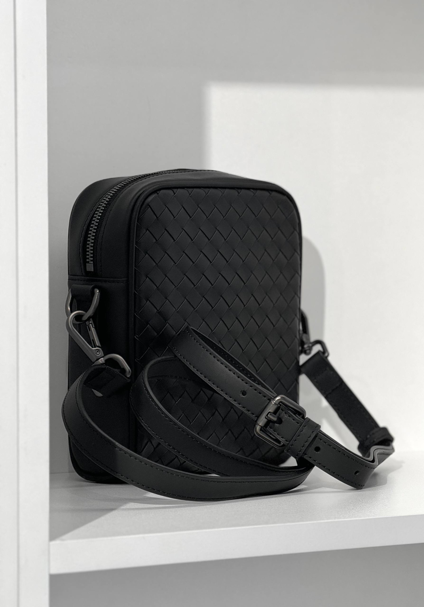 МУЖСКАЯ СУМКА МЕССЕНДЖЕР BOTTEGA VENETA детальное фото