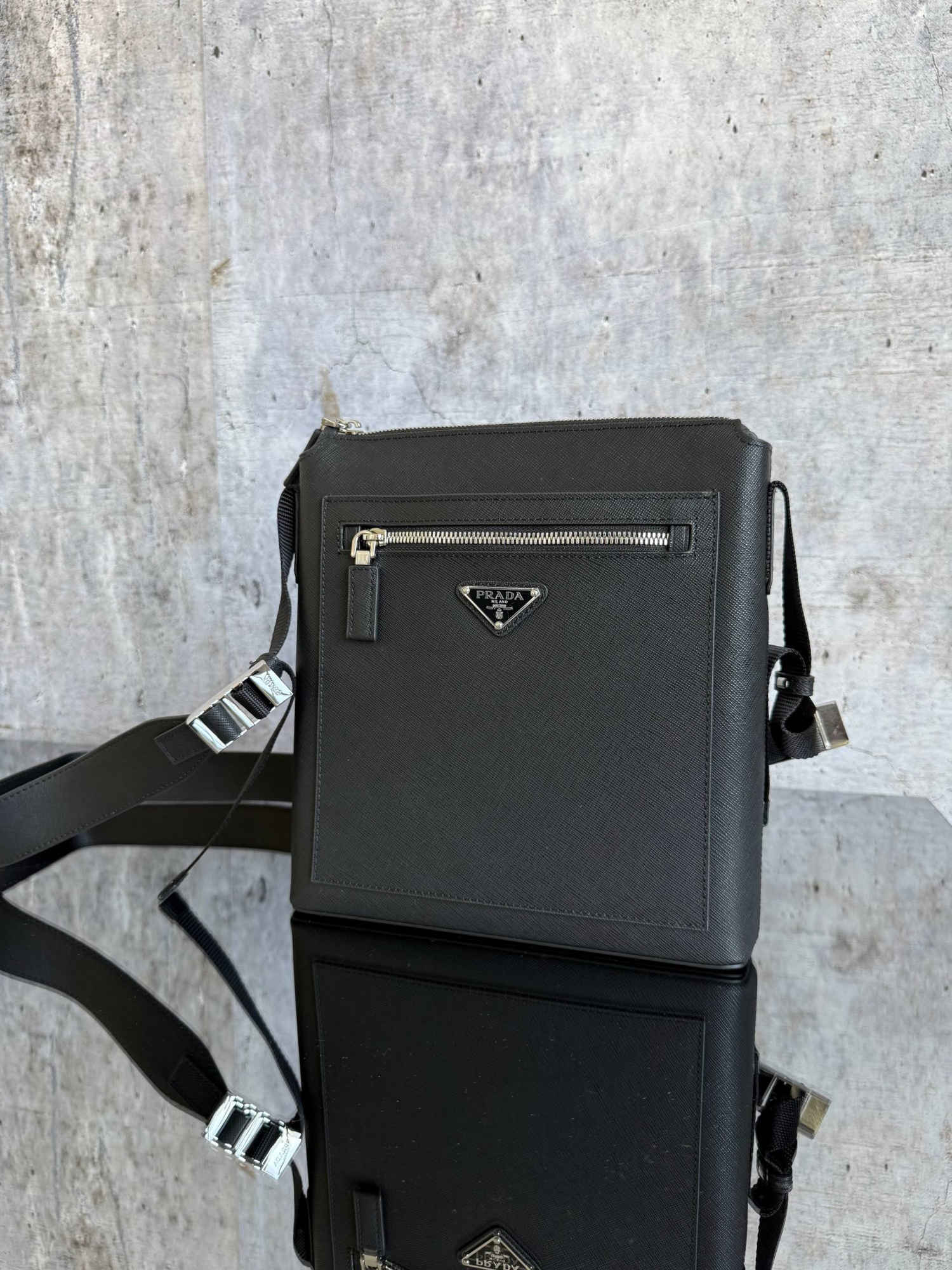 МУЖСКАЯ СУМКА МЕССЕНДЖЕР PRADA детальное фото