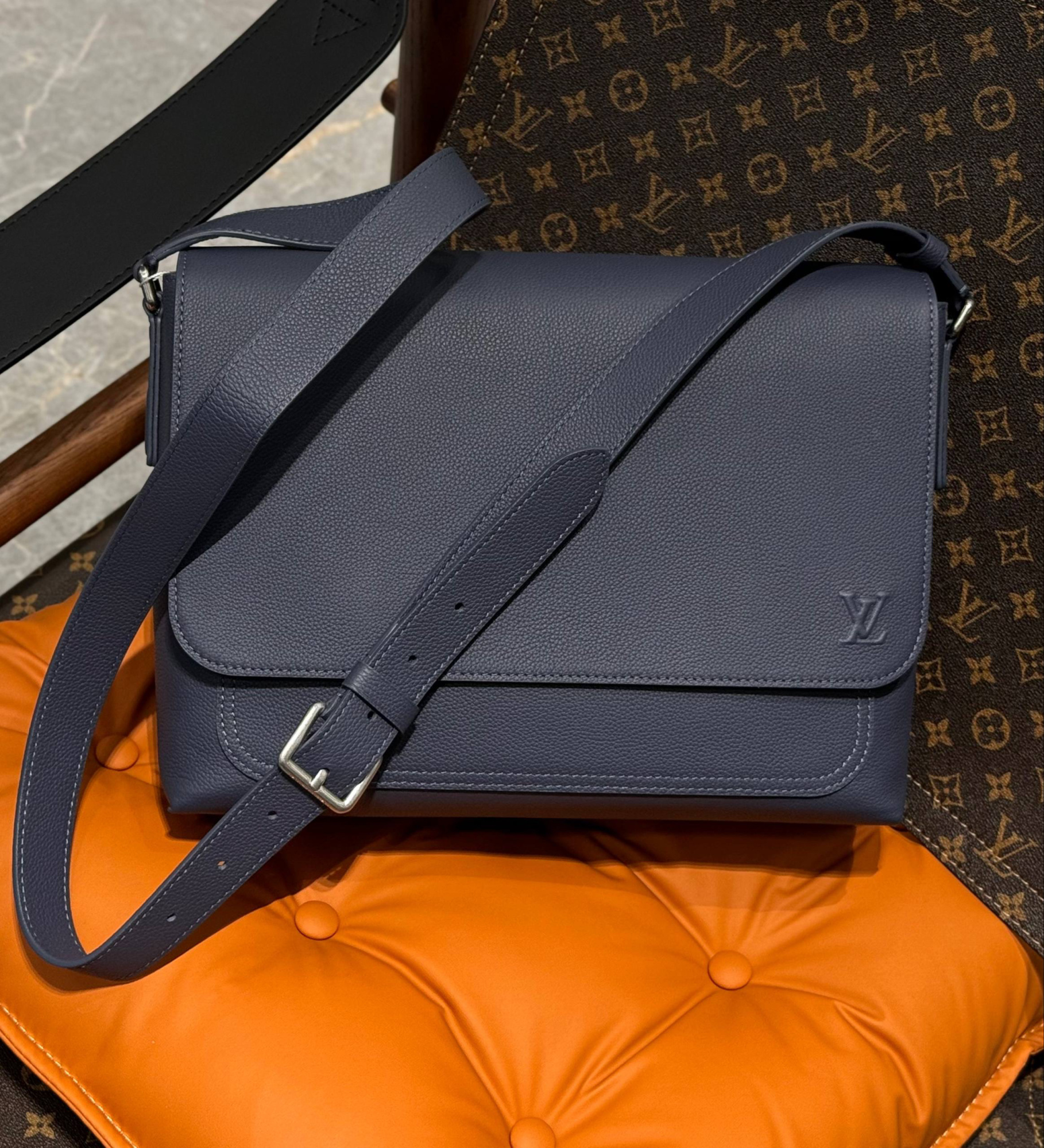 МУЖСКАЯ СУМКА МЕССЕНДЖЕР LOUIS VUITTON детальное фото