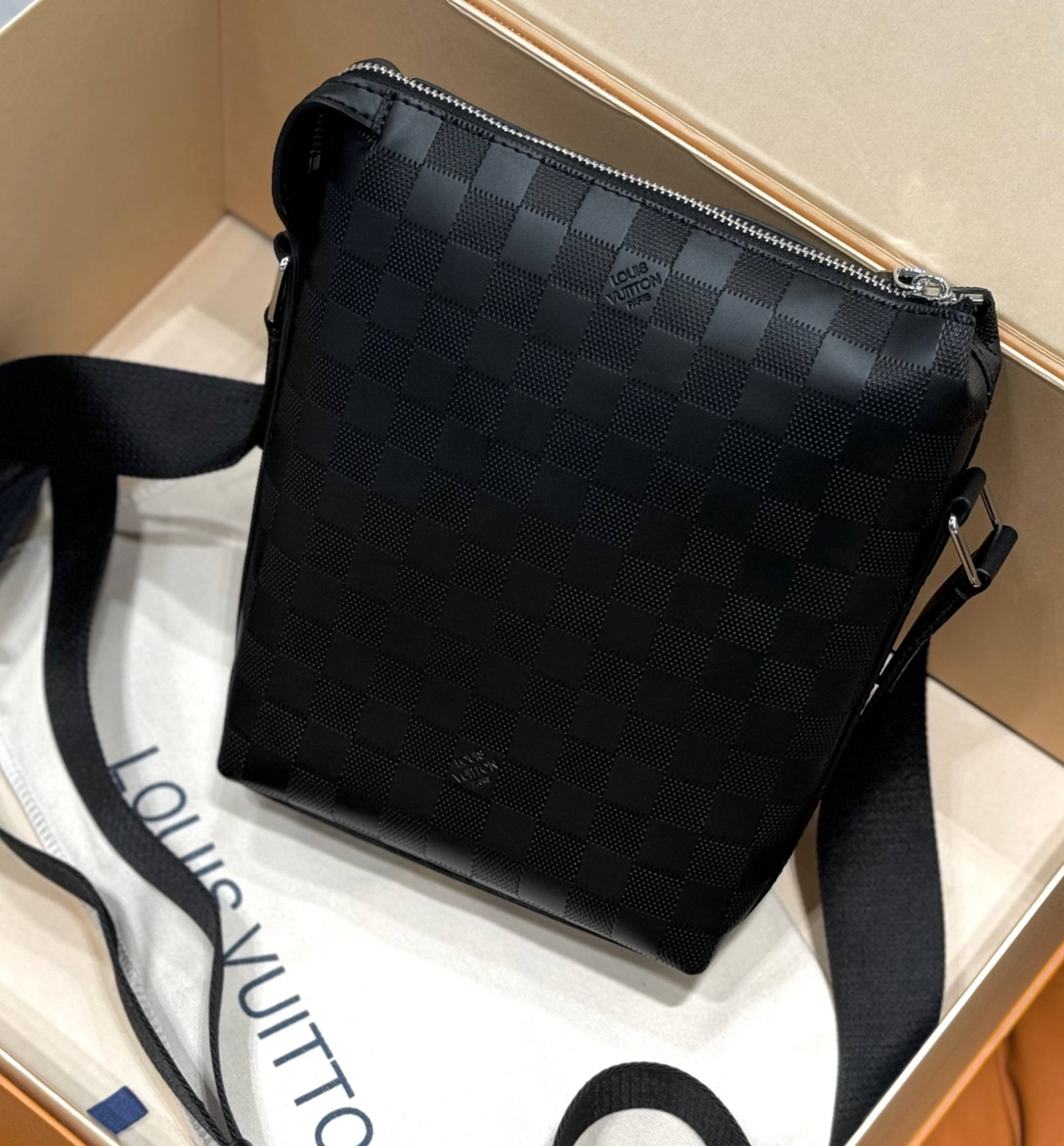 МУЖСКАЯ СУМКА МЕССЕНДЖЕР LOUIS VUITTON детальное фото