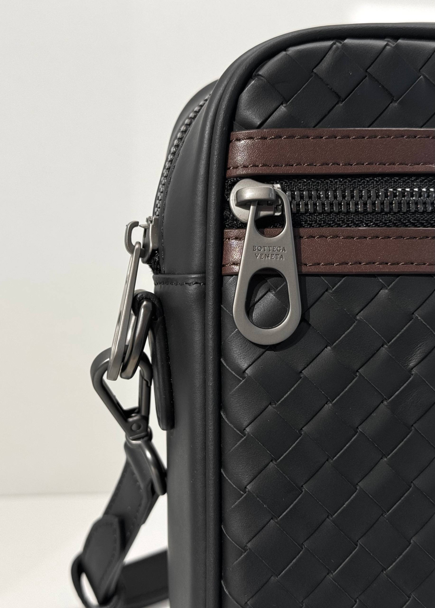МУЖСКАЯ СУМКА МЕССЕНДЖЕР BOTTEGA VENETA детальное фото