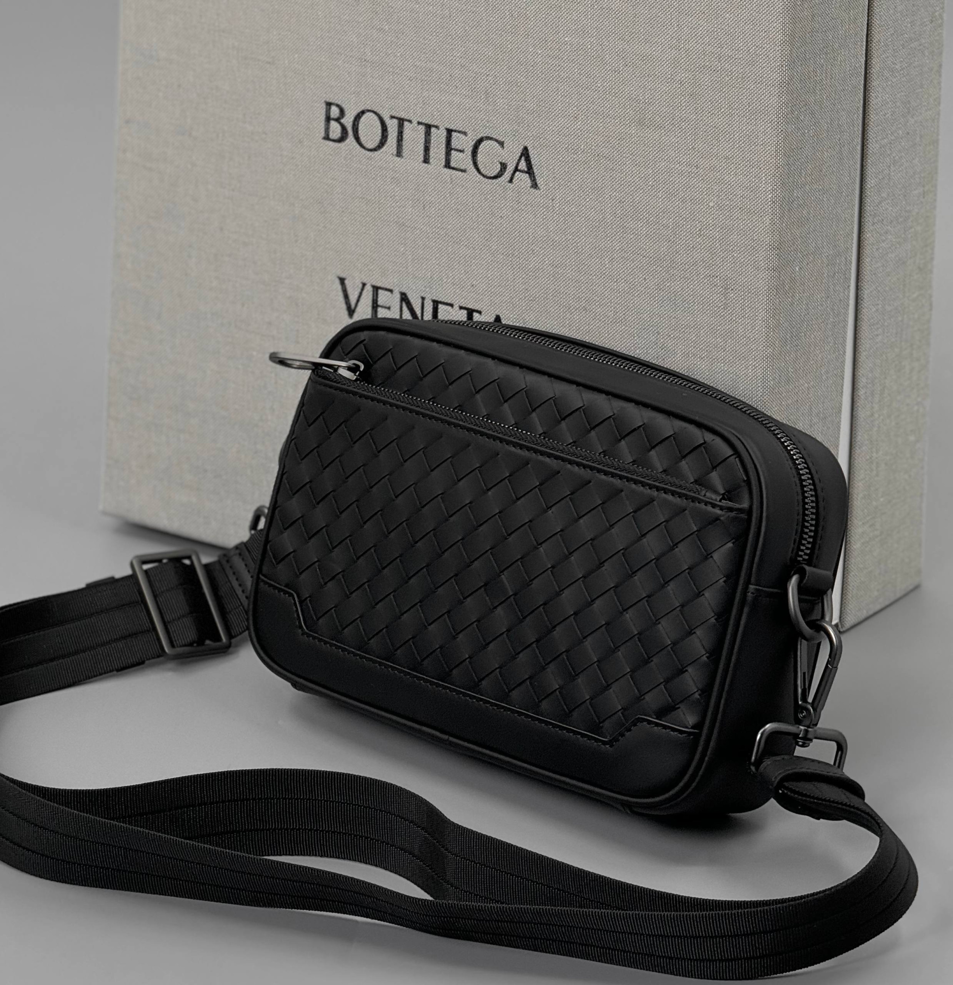 МУЖСКАЯ СУМКА МЕССЕНДЖЕР BOTTEGA VENETA детальное фото