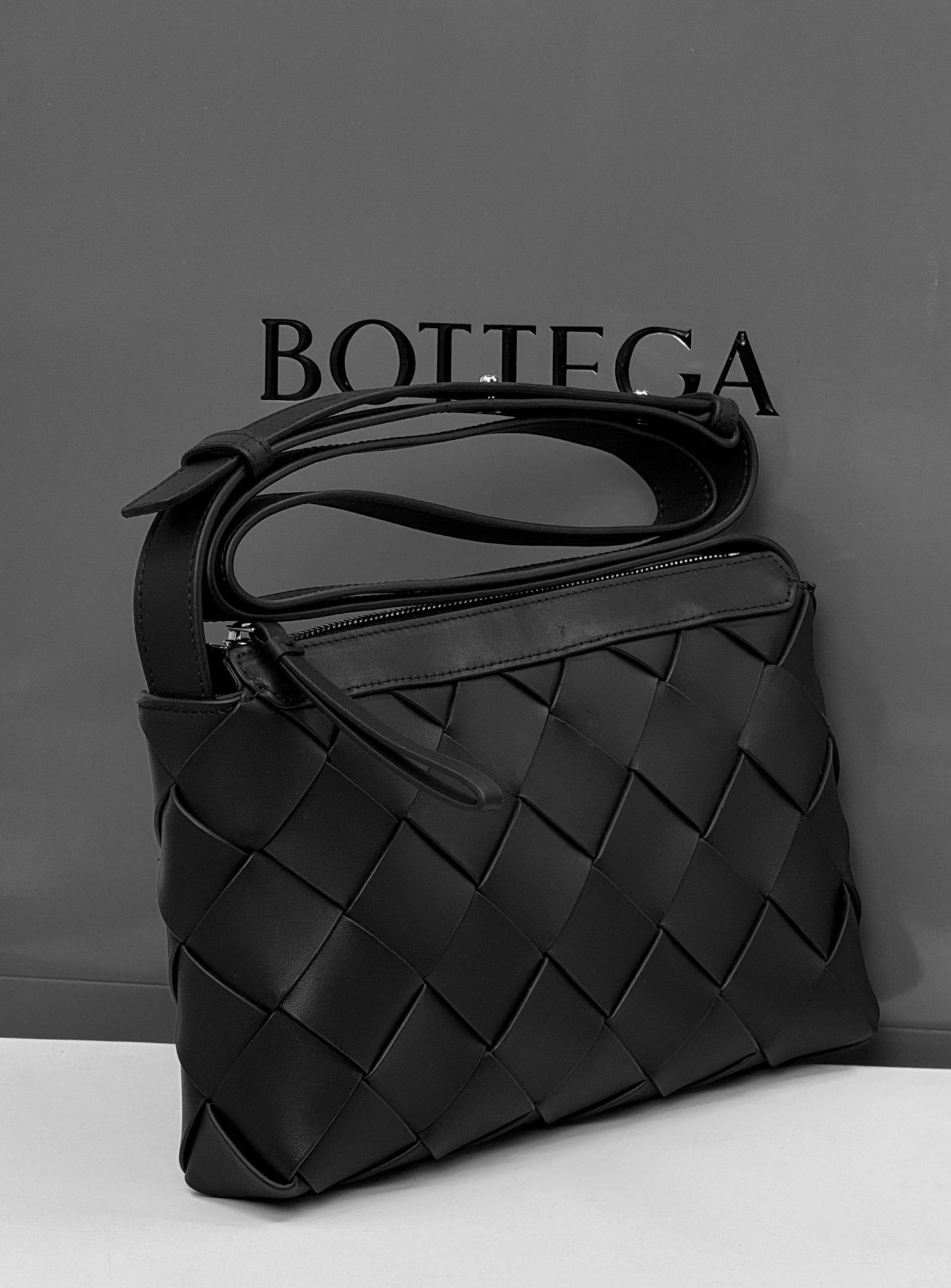 МУЖСКАЯ СУМКА МЕССЕНДЖЕР BOTTEGA VENETA детальное фото