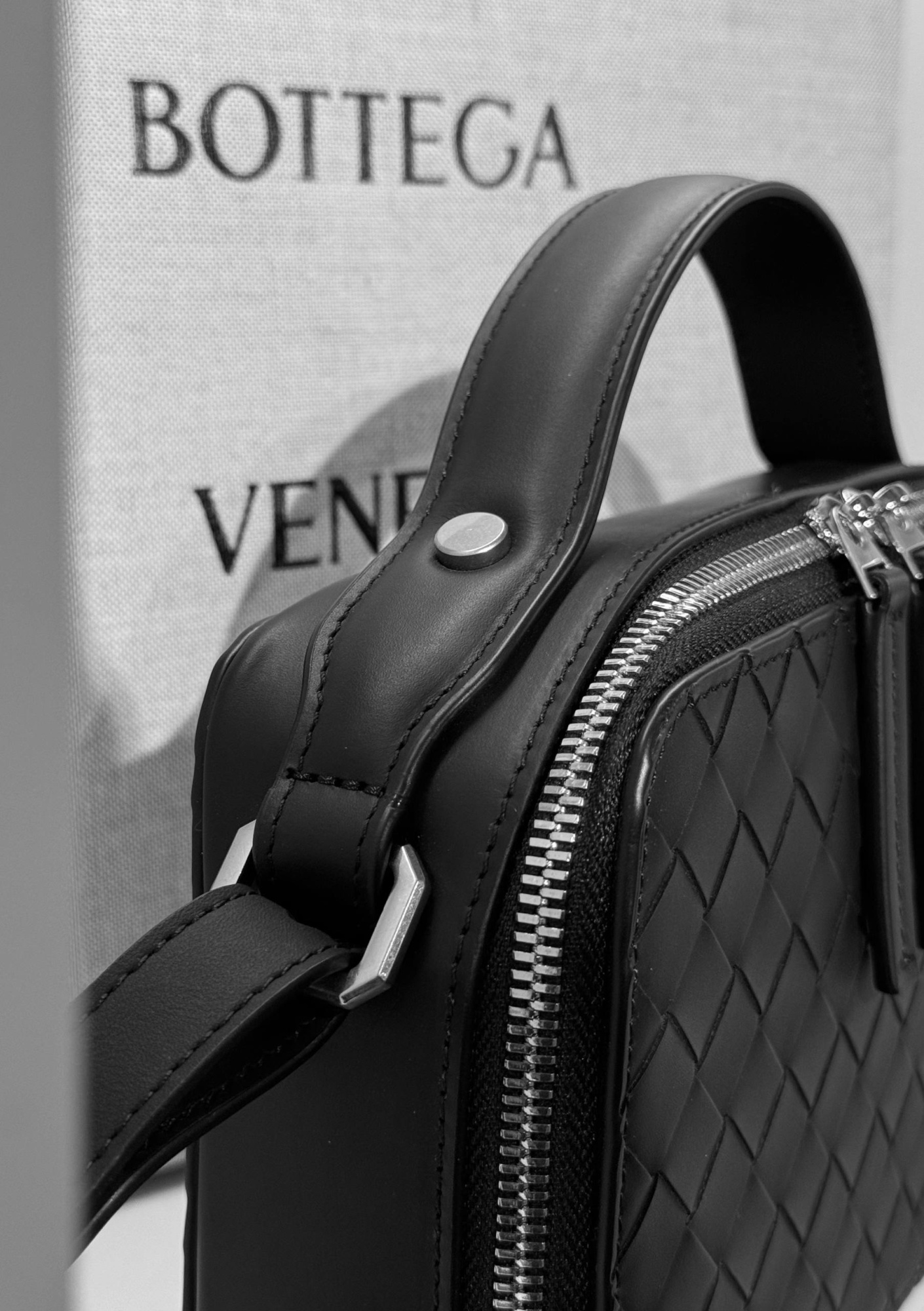 МУЖСКАЯ СУМКА МЕССЕНДЖЕР BOTTEGA VENETA детальное фото