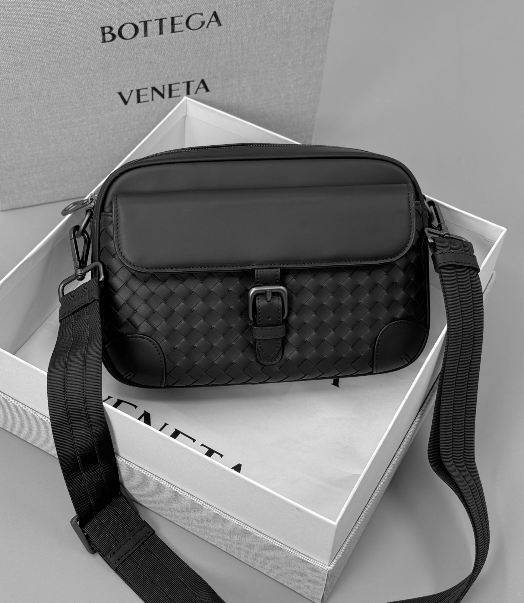 МУЖСКАЯ СУМКА МЕССЕНДЖЕР BOTTEGA VENETA детальное фото