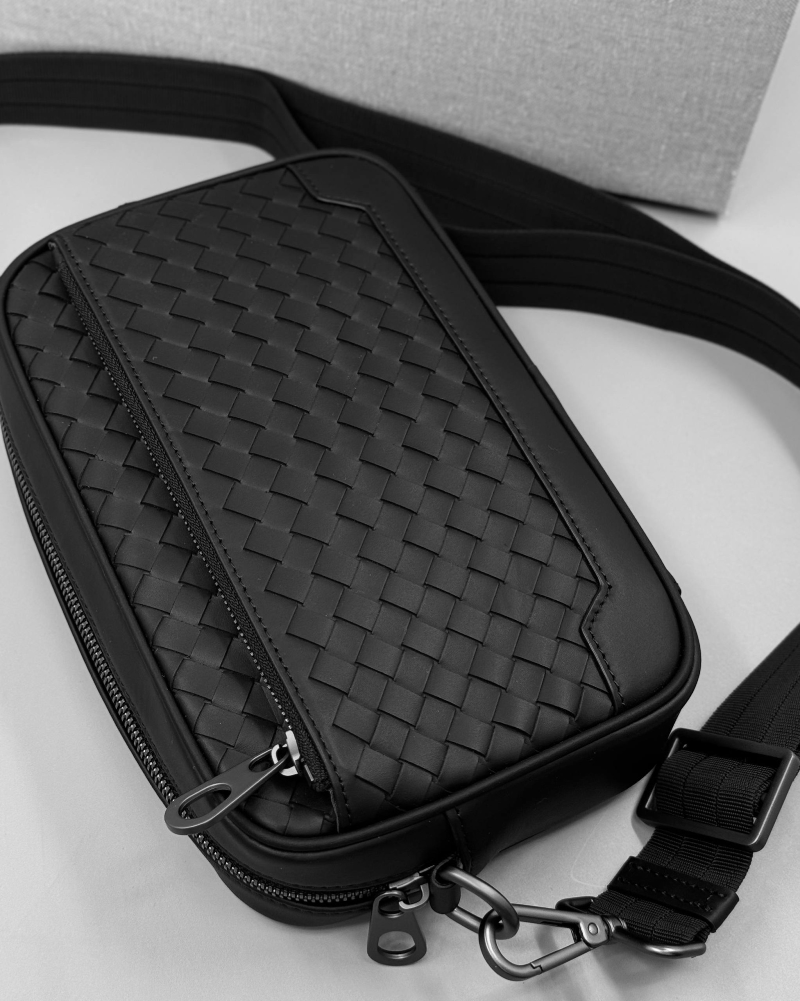 МУЖСКАЯ СУМКА МЕССЕНДЖЕР BOTTEGA VENETA детальное фото