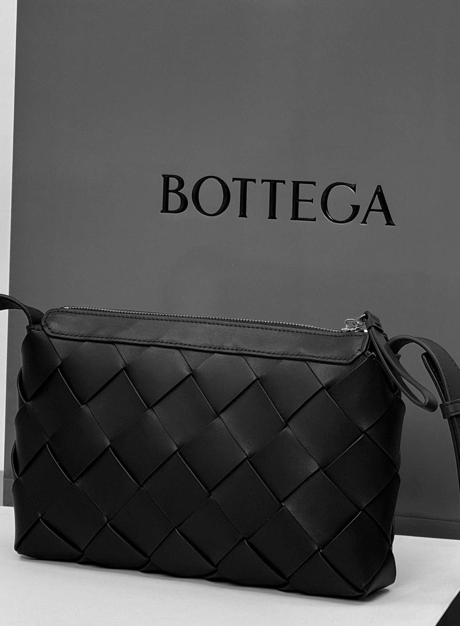 МУЖСКАЯ СУМКА МЕССЕНДЖЕР BOTTEGA VENETA детальное фото