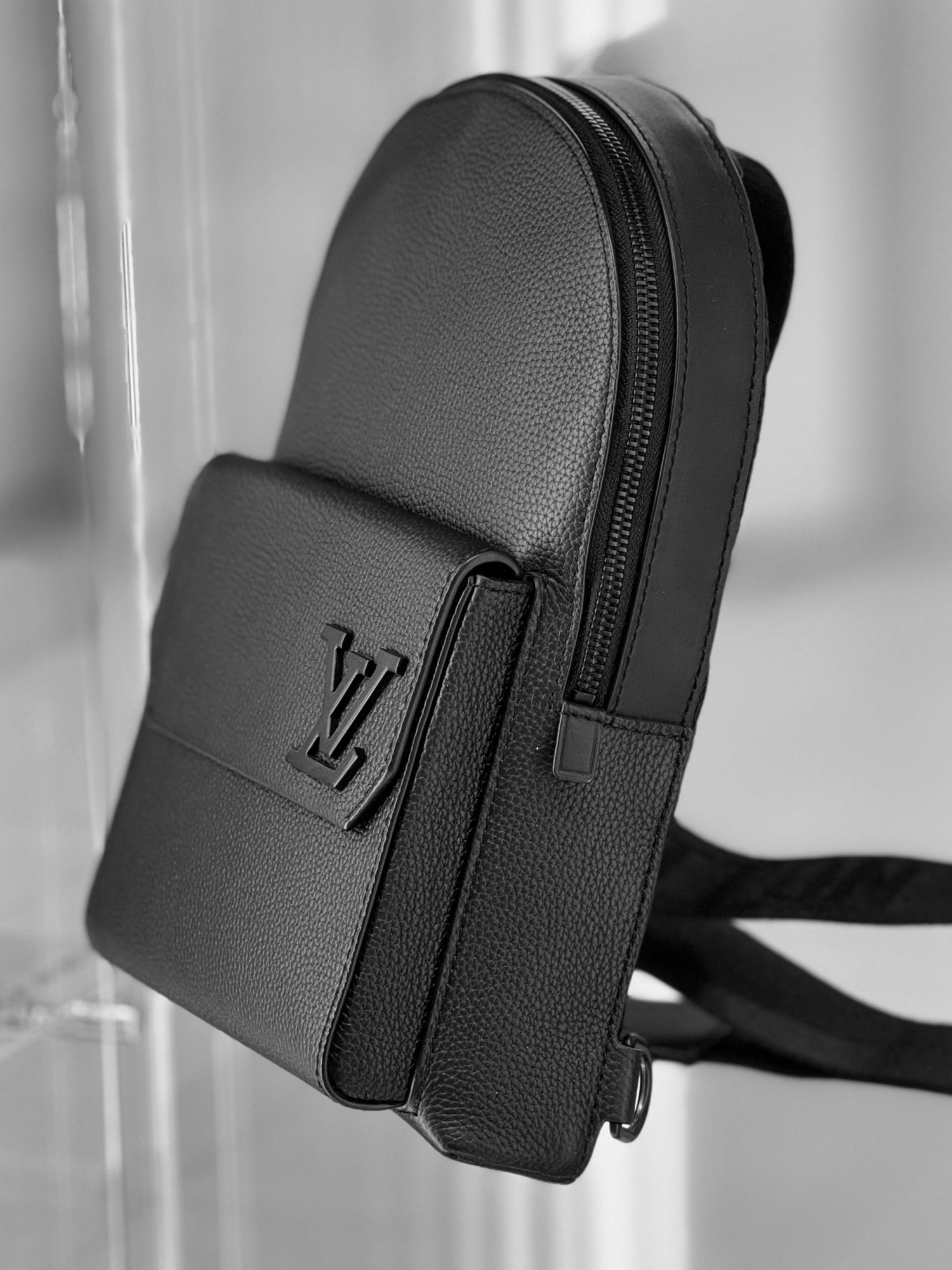 МУЖСКАЯ СУМКА СЛИНГ LOUIS VUITTON детальное фото