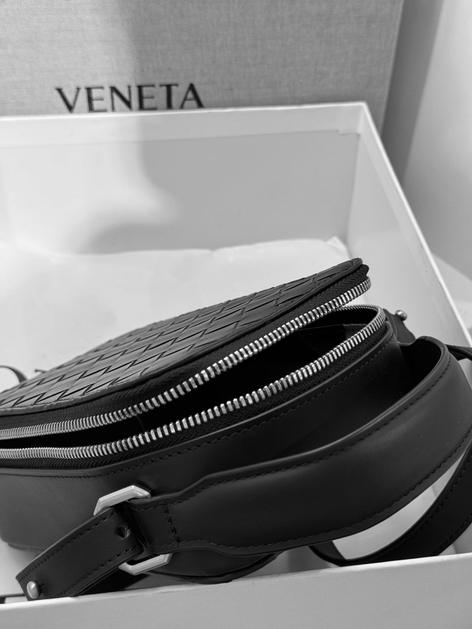 МУЖСКАЯ СУМКА МЕССЕНДЖЕР BOTTEGA VENETA детальное фото