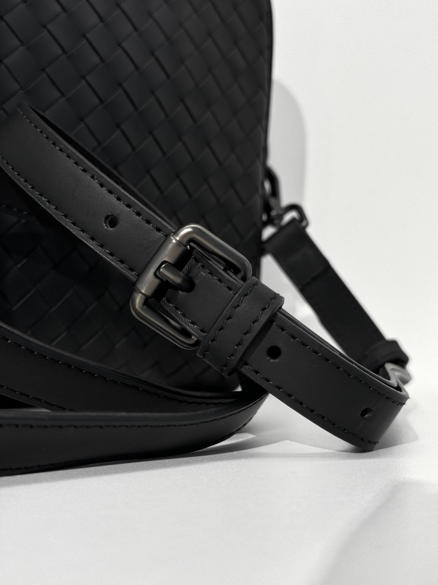 МУЖСКАЯ СУМКА МЕССЕНДЖЕР BOTTEGA VENETA детальное фото