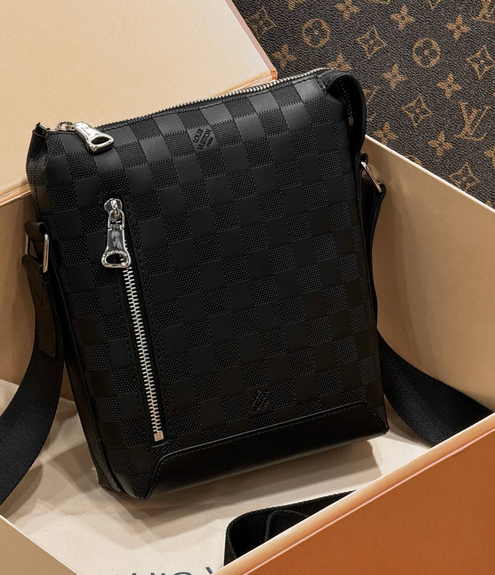МУЖСКАЯ СУМКА МЕССЕНДЖЕР LOUIS VUITTON детальное фото