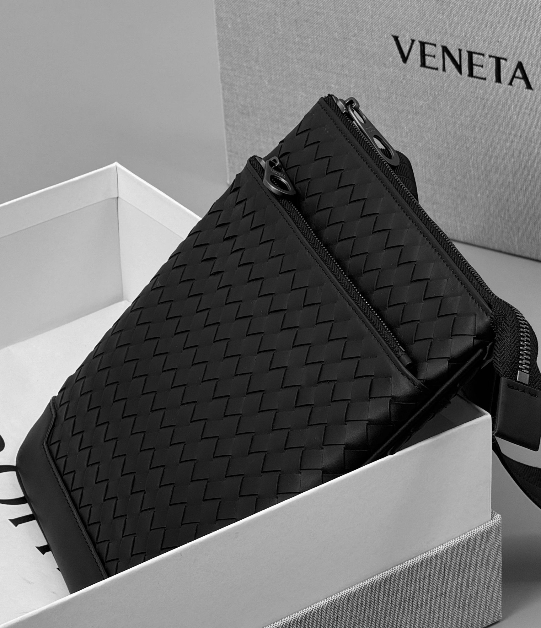 МУЖСКАЯ СУМКА МЕССЕНДЖЕР BOTTEGA VENETA детальное фото