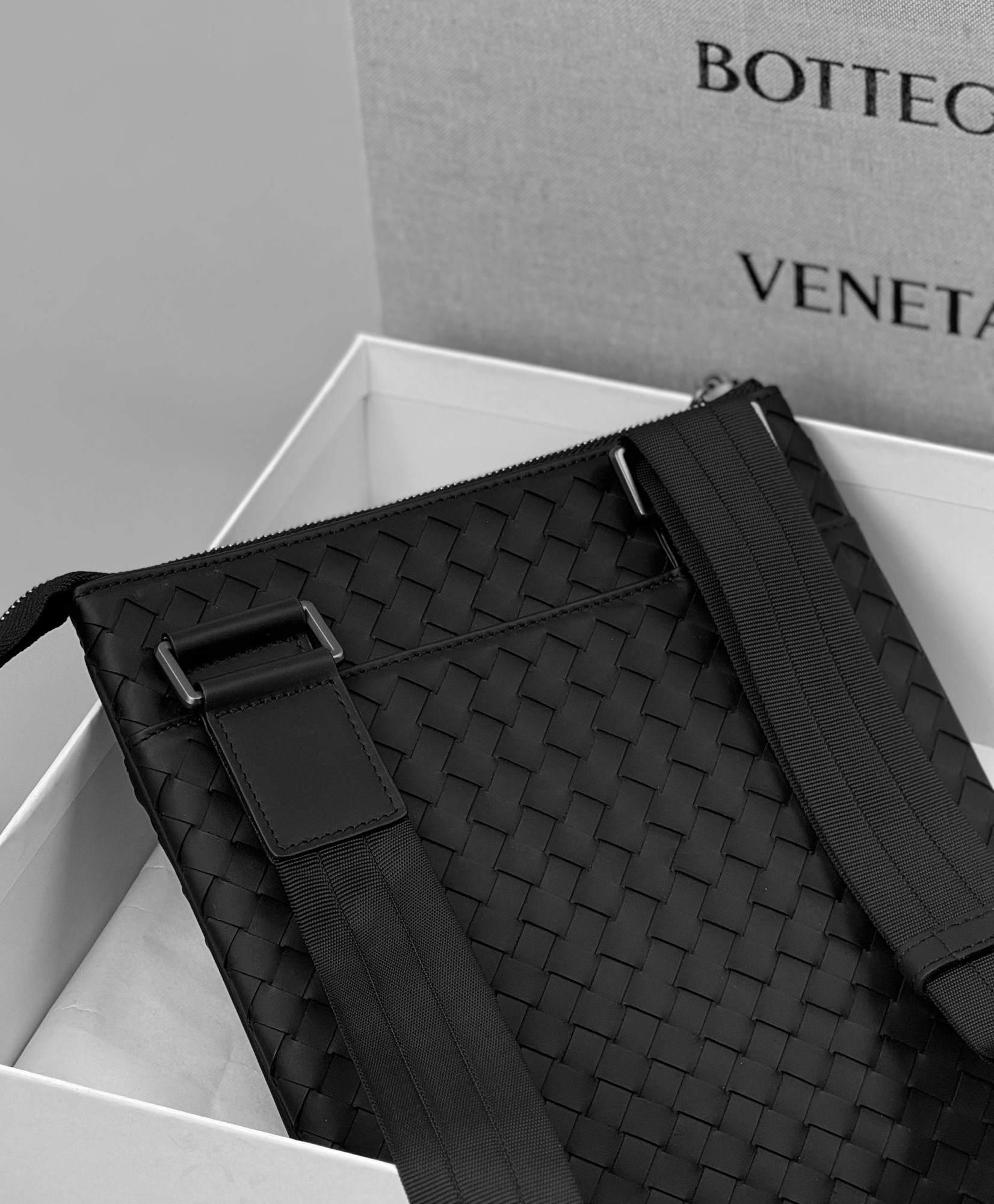 МУЖСКАЯ СУМКА МЕССЕНДЖЕР BOTTEGA VENETA детальное фото