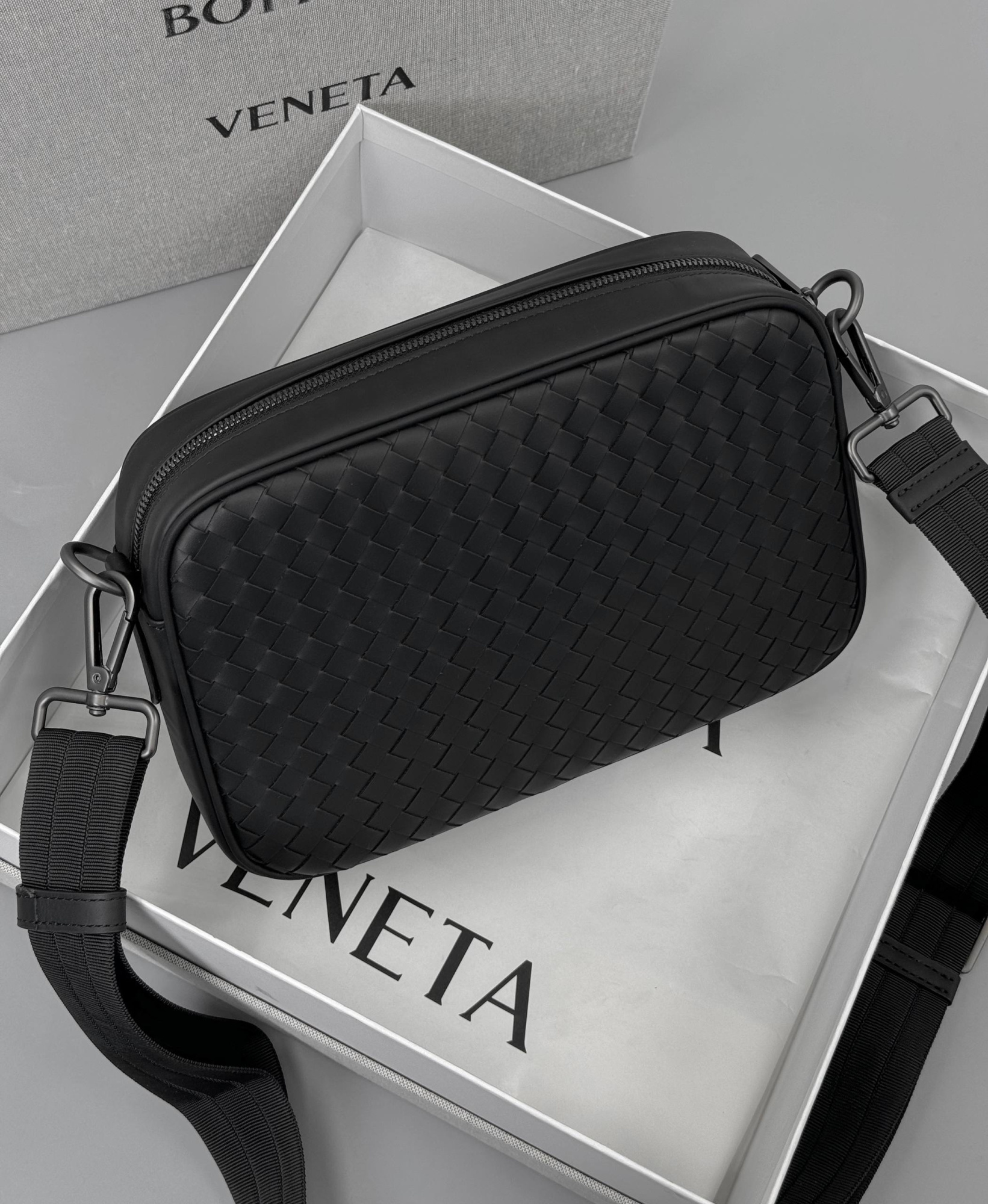 МУЖСКАЯ СУМКА МЕССЕНДЖЕР BOTTEGA VENETA детальное фото